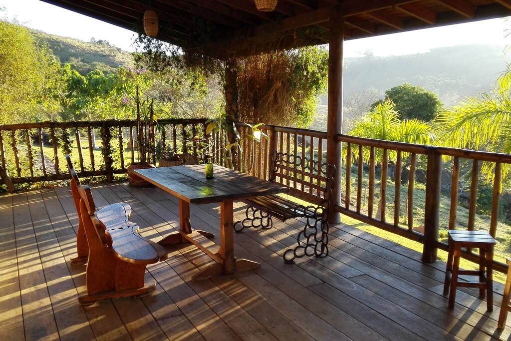 Varanda com vista bucólica.