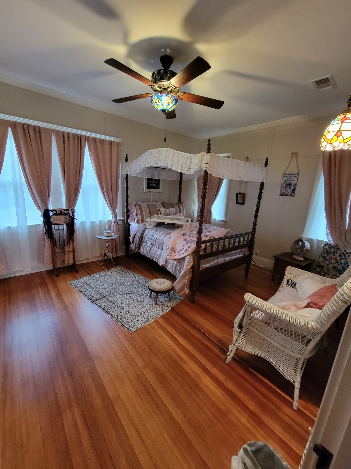 ОБНОВЕНА стая,  тази стая е на горния етаж и е в пълен размер антично легло с балдахин, наричаме тази стая в стаята „Дамите са легенди “.  Периодът му е декориран със забавна странна среща за „сватби с пушки“ и има тема „ не бъдете дама, бъдете легенда“