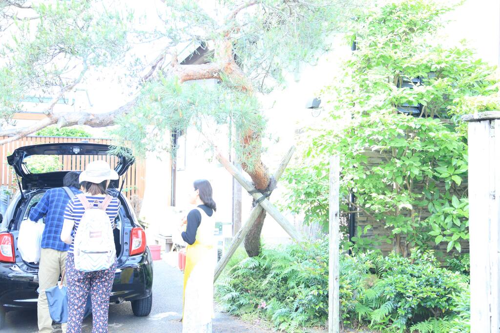 The parking lot is on the premises of the house.
駐車場は家の敷地内に有ります。