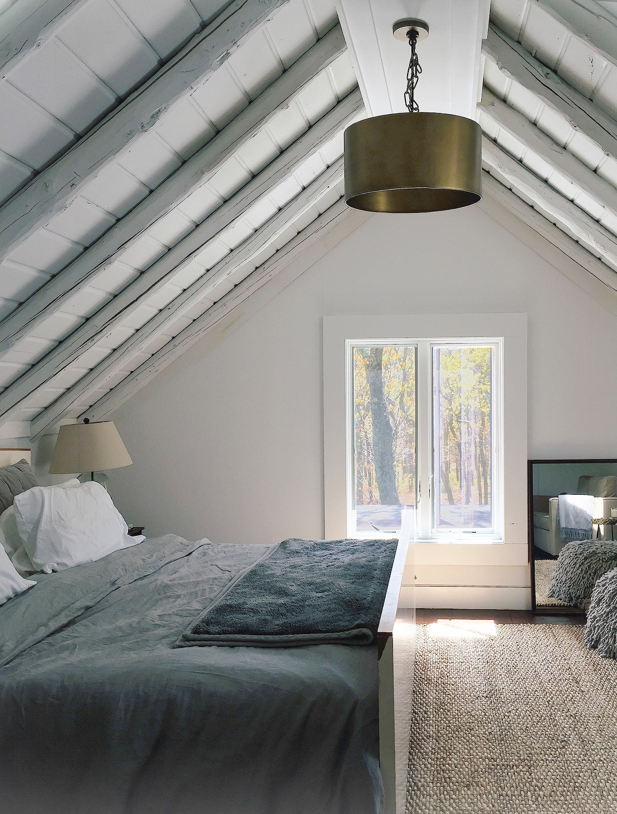 Основна спалня с дрешник и самостоятелна баня 