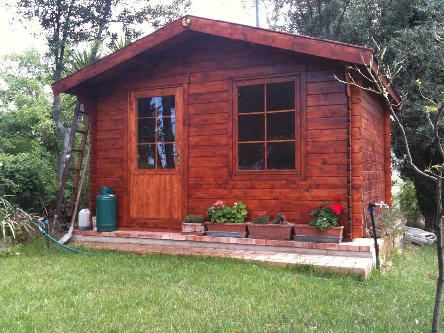 La casetta nel giardino con la cucina interna
