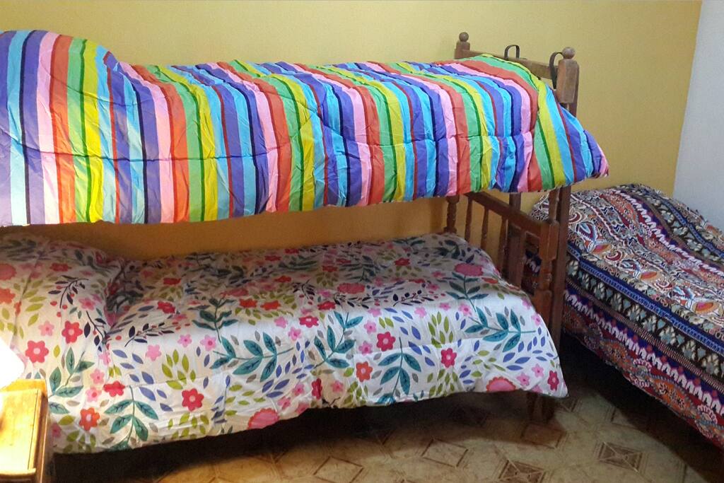 Dormitorio con 3 camas. Cuenta con una amplia ventana. Muy cómodo. Si..tiene aire.