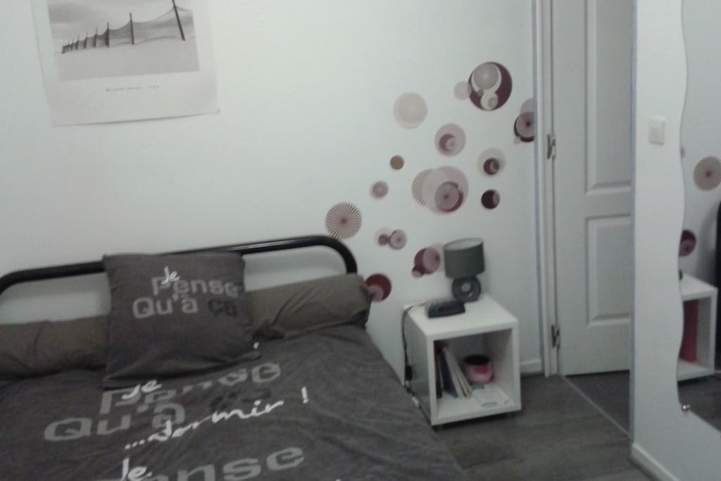 Chambre indépendante au calme avec armoire