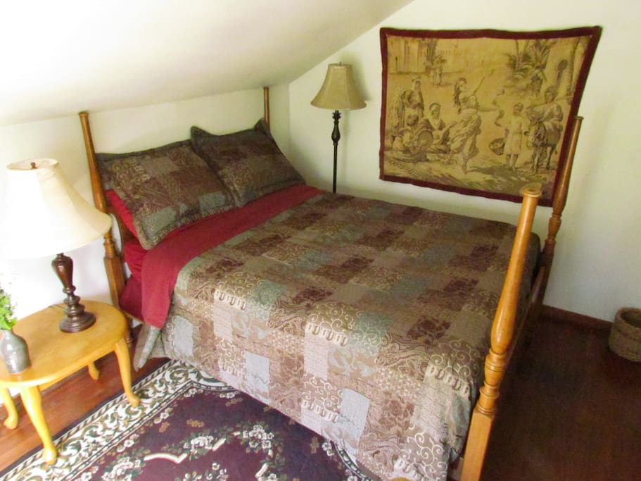 Poster bed overlooks healthy fig tree, gardens and the park