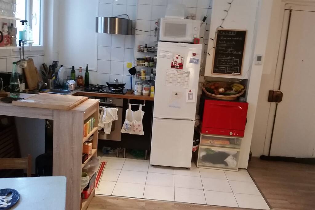 cuisine équipée : four , frigo , un peu de place dans le congélateur , 3 plaques gaz, micro-onde , bouilloire , cafetières, petit lave vaisselle