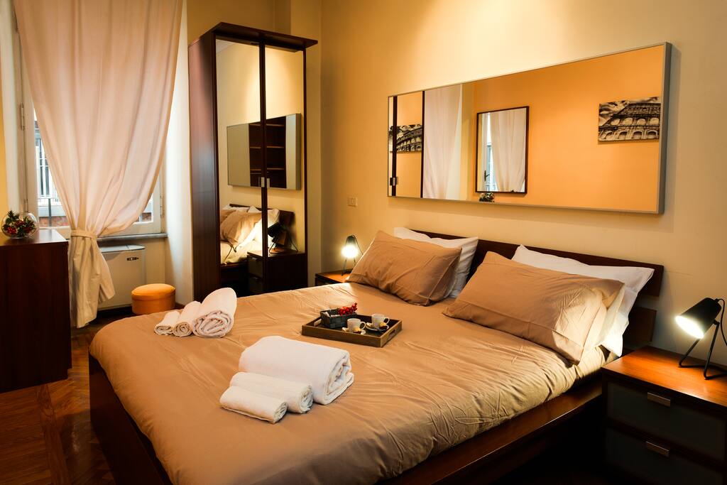 Brand new furniture and recently renovated apartment in heart of Rome - Trevi fountain just minutes away! TV with Netflix, comfortably sleeps 4 adults - lots of extra towels, pillows, blankets. Washer + drier. Fast Wifi!