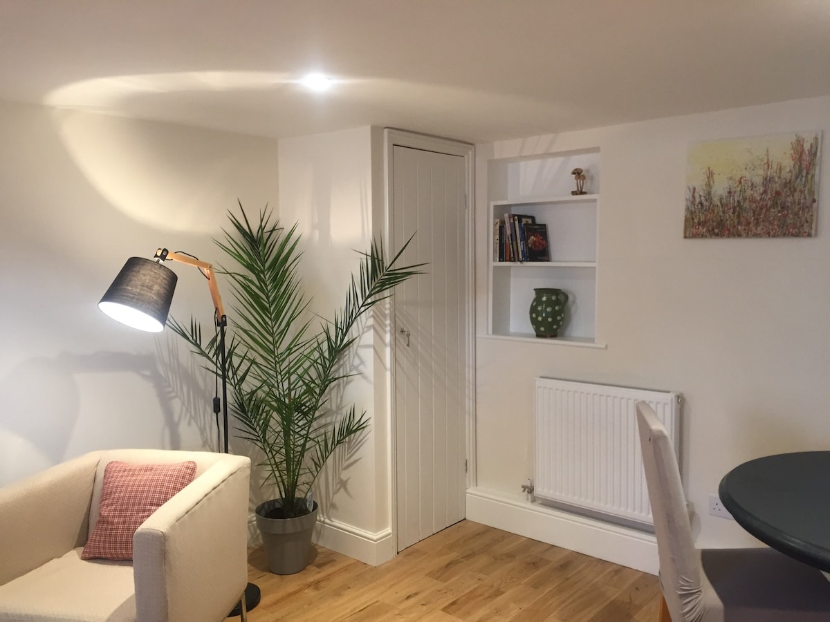 Erfolgreiche Airbnb-Immobilie: Beautiful basement flat.  Leckhampton, Cheltenham in Leckhampton With Warden Hill