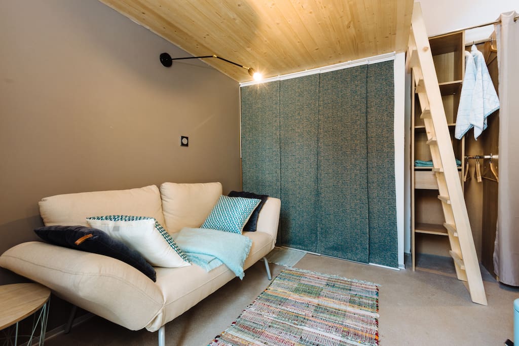 Mini-studio de 12m2 (avec une mezzanine en plus, accueillant un lit de 140x200 cm et un rangement tout en longueur). Vous pourrez profiter d'un espace extérieur, à l'arrière de la bâtisse (mini-jardin ombragé avec table Fermob donnant sur un petit parc).