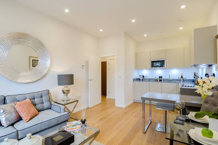 Superb 2bed 2bath Penthouse, Heart of Kensington gallery image 2