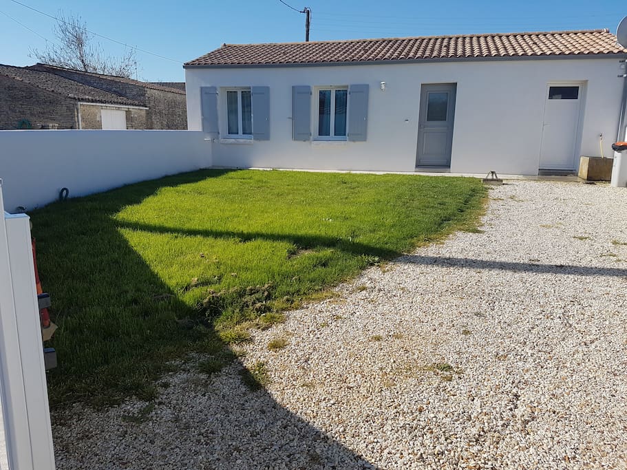 L'entrée de la maison, vous permettant de garer une à deux voitures. Le terrain est clos