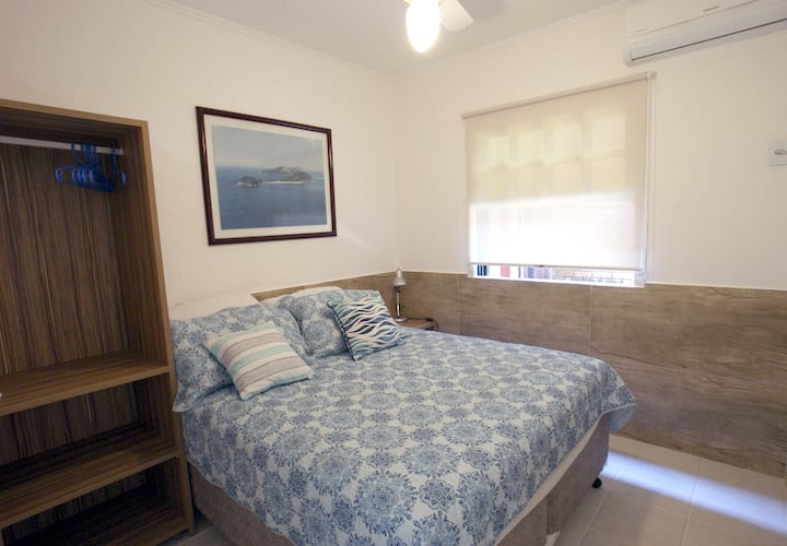 2号套房配有空调、风扇和标准双人床或2张单人床。