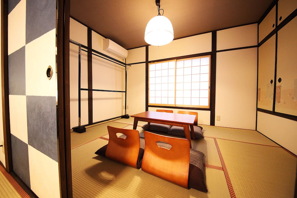 Japanese style living room:Bed room with three Futon sets at night
和室のリビング