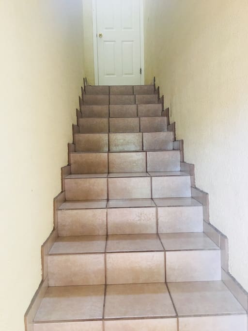 Escalera , está en un segundo piso, entrada independiente.