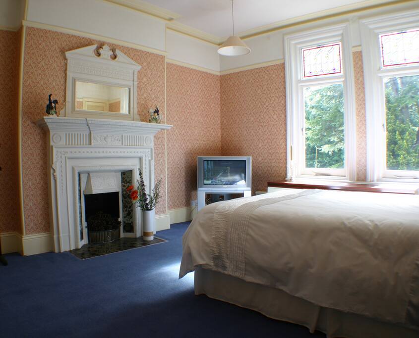 Knowle Double (Shares Bathroom with Hatton)