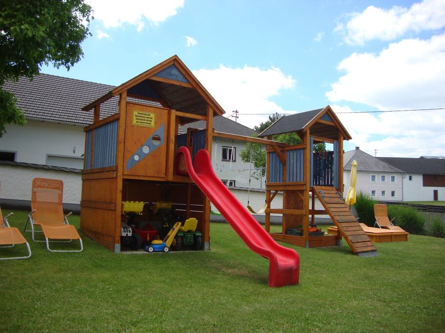 Garten mit Spielplatz und Feuerstelle zum Grillen