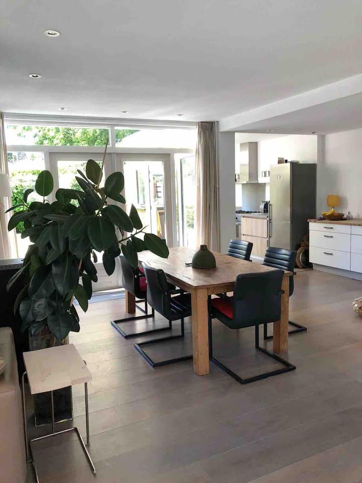 Gezellige Woning Met Eigen Parkeerplek, Vrije Tuin - Bergen