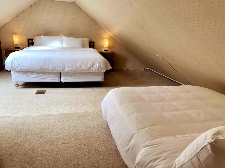 Det bakre sovrummet på andra våningen har en king och queen.