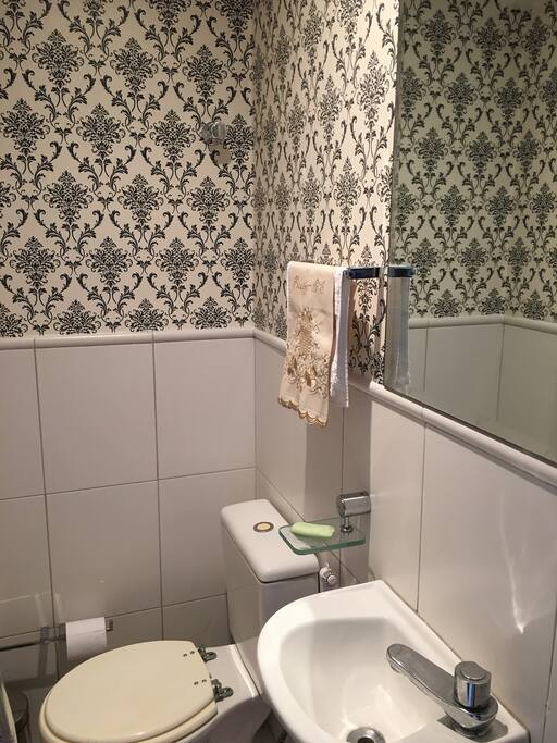 Lavabo lindo, serve como segundo banheiro.
Comfortable toilet.
