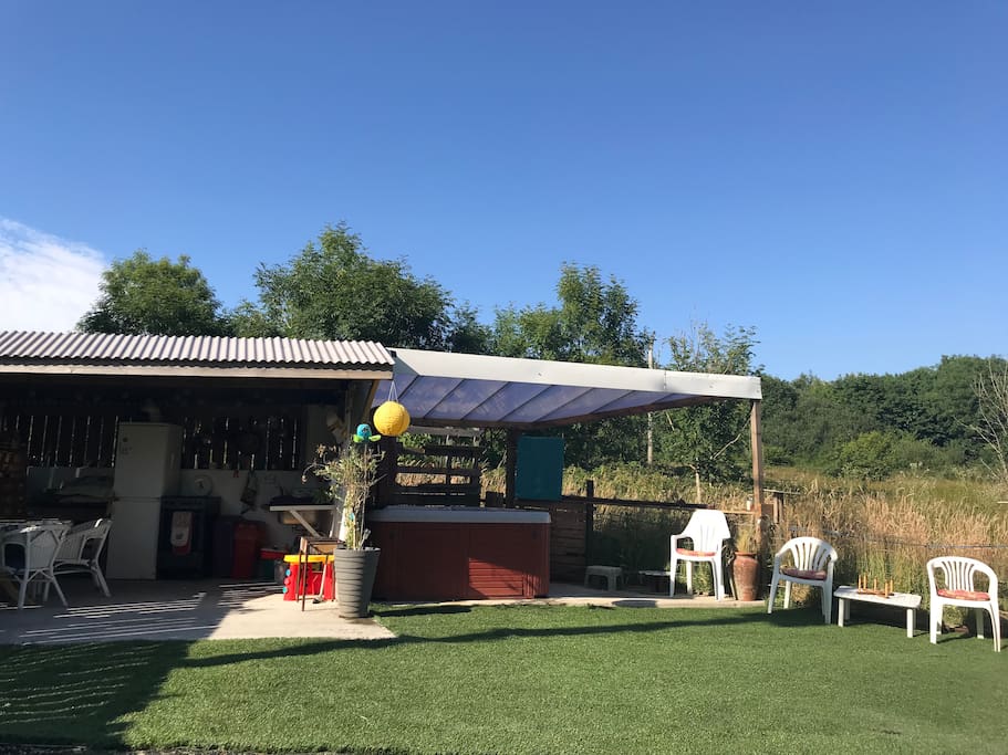Spodnic outer space has evolved to include kitchen diner and super size hot tub, both under cover with Astroturf for much comfort and joy!!