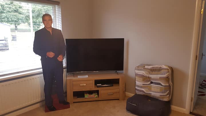 47-palcová inteligentná televízia pre vaše potešenie.
Prečo nesledovať Netflix alebo pripojiť hernú konzolu.  Tam  je dokonca Monopoly na hranie, ak ste takto naklonení. George sa teraz vrátil do USA.