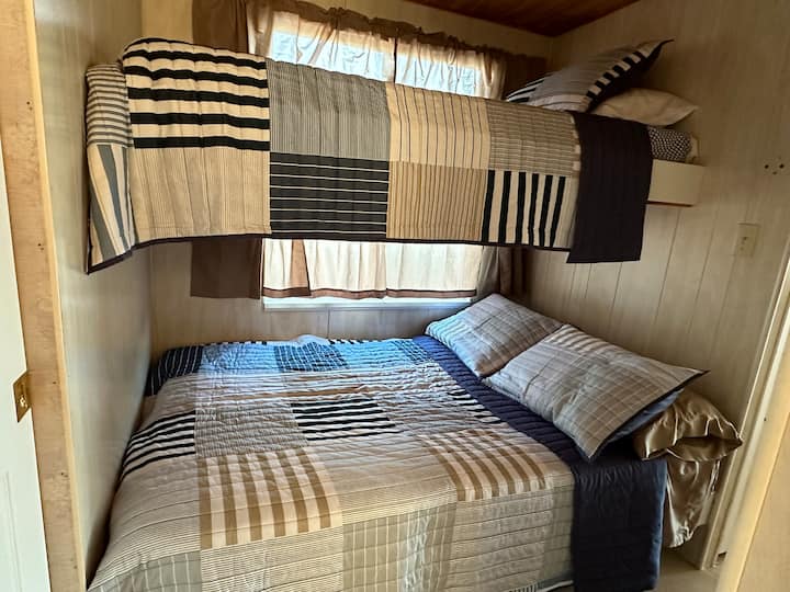 Segunda habitación con parte inferior completa y dos camas individuales. 