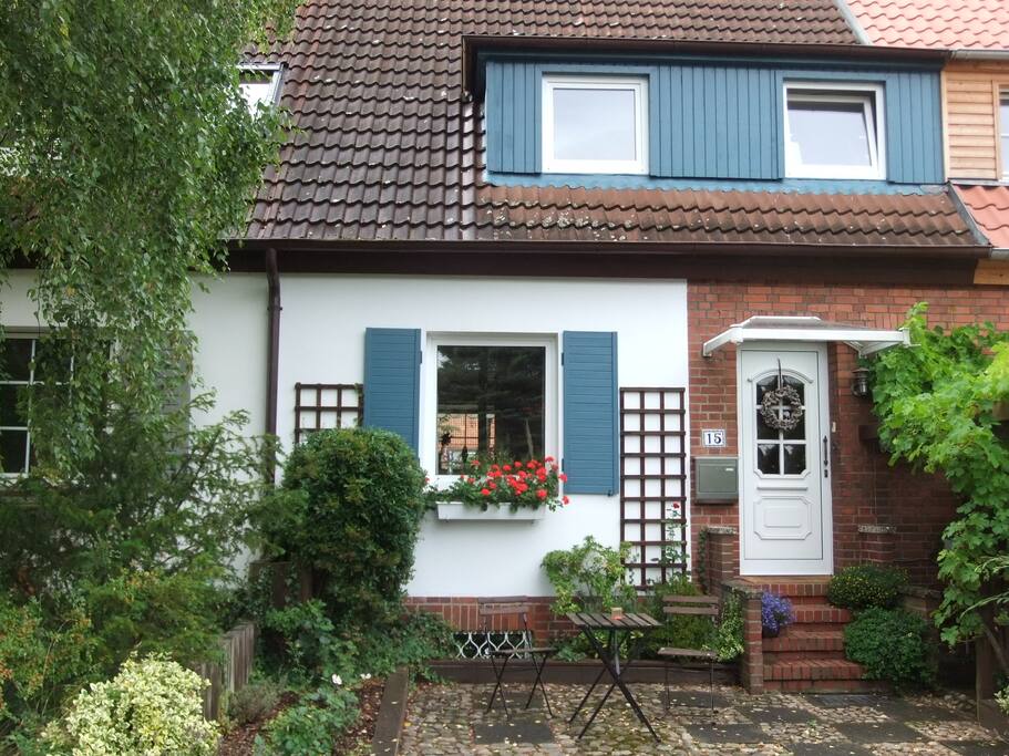 Die Ferienwohung befindet sich im 1. Stock dieses stadtnahen Häuschens, sehr ruhig gelegen mit kleiner Veranda und Parkgelegenheit