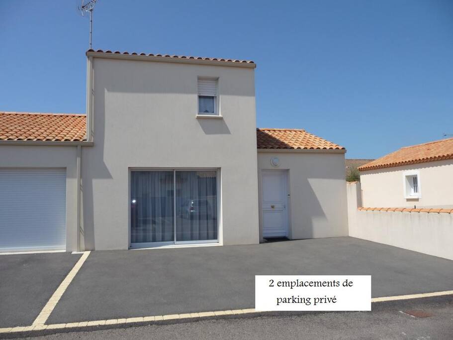 vue extérieure 2 emplacements de parking privés