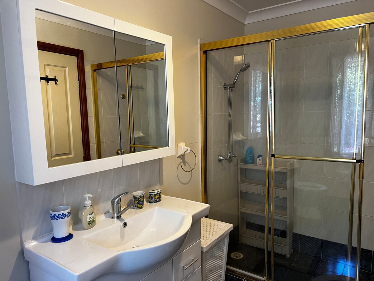 En-suite Rm in Rhodes w/ Air Con close to Olympic
