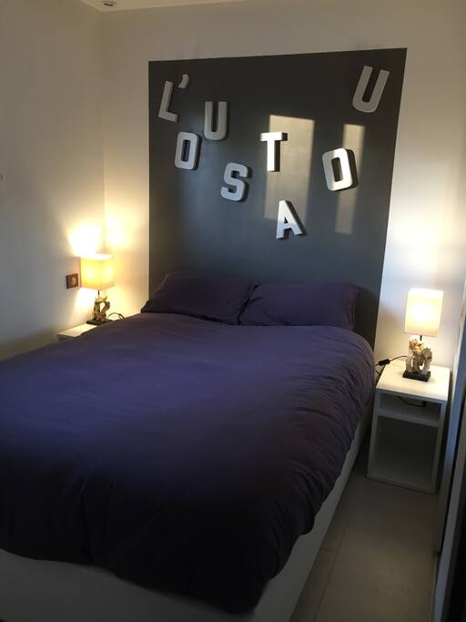 Chambre avec lit 140x190, placard, coffre-fort, téléviseur LCD avec chaines TNT