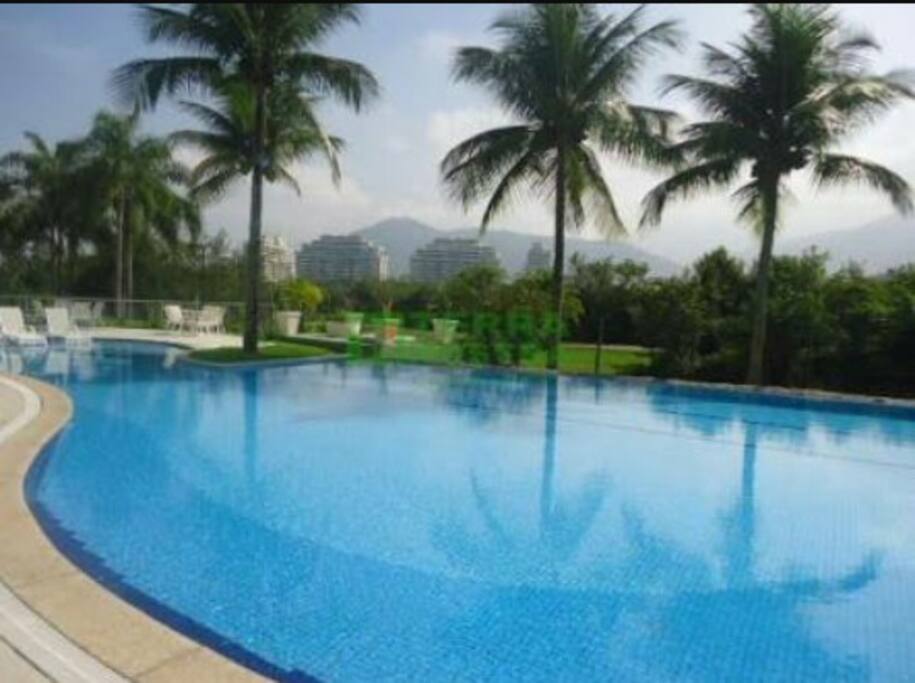 Piscina com salva vidas.