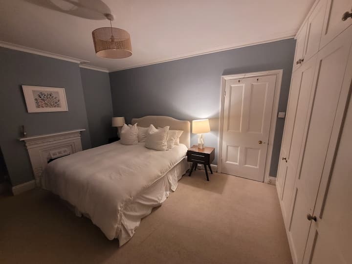 Chumba kimoja cha kulala kilicho na kitanda kikubwa cha mfalme