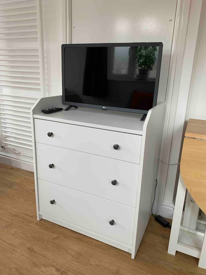 Просторни чекмеджета и „смарт“ телевизор 