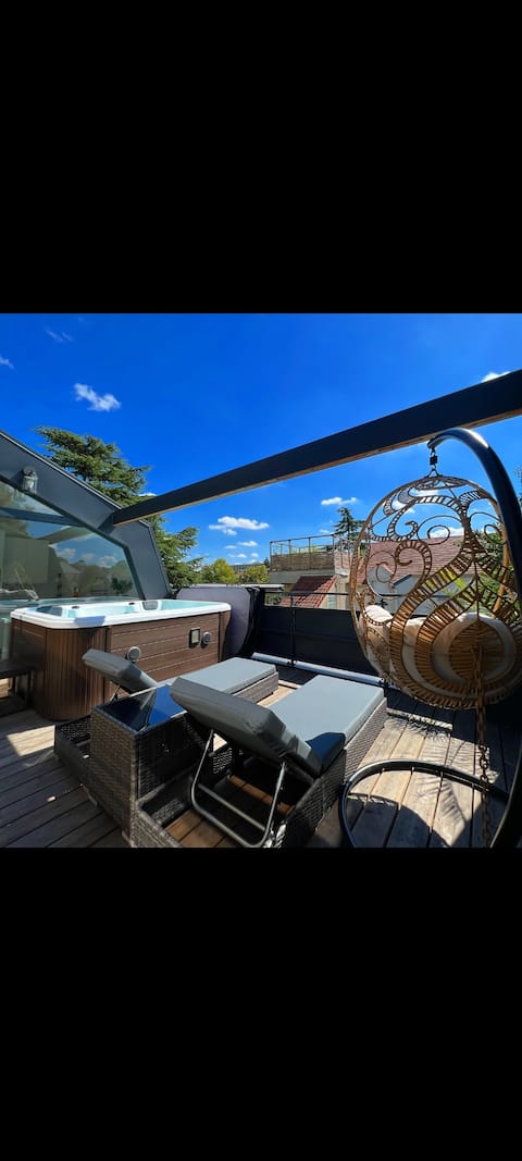Lovely 60 m2 apartment with jacuzzi near Paris