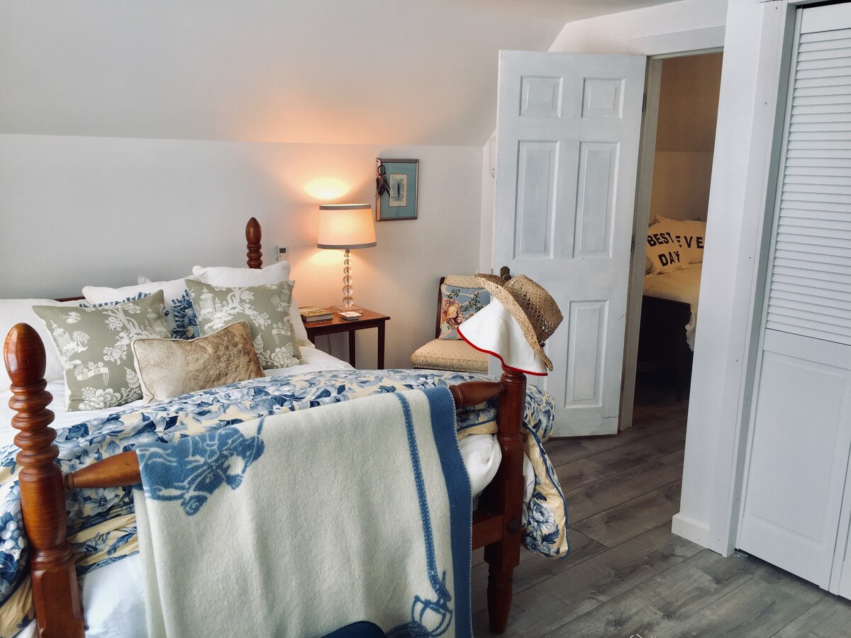 Chumba cha kulala cha kujitegemea. Sehemu nyingi ya kabati na kabati ya nguo. Chini ya blanketi & mito.  