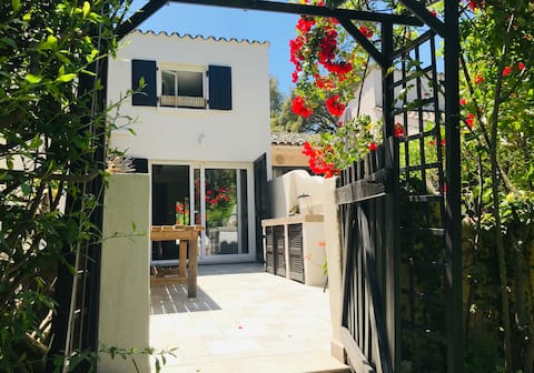 House by the sea with direct access, park, swimming pool