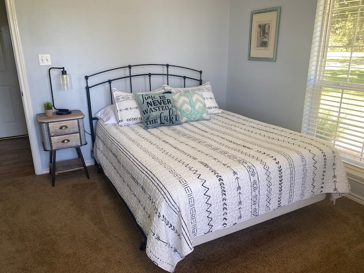 152 × 203 სმ ზომის საწოლი სასტუმრო საძინებელში