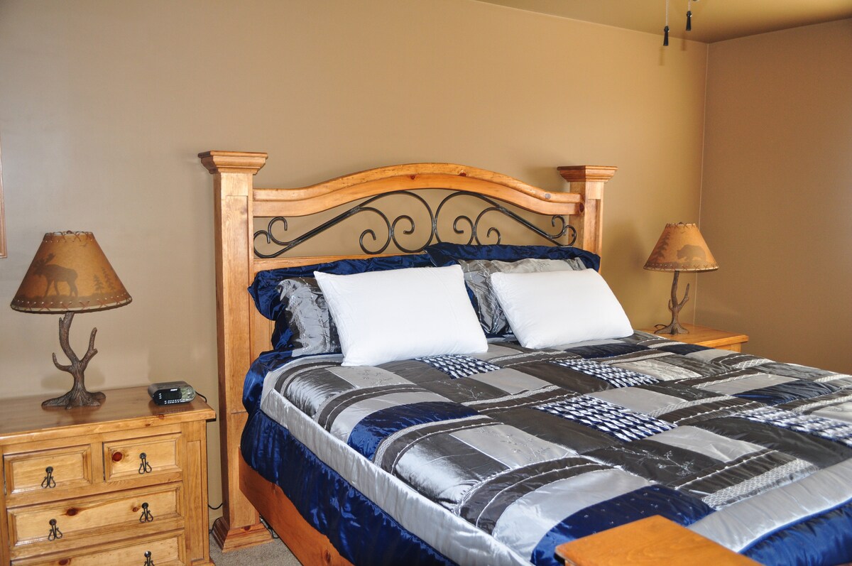 Hlavná spálňa s manželskou posteľou King.