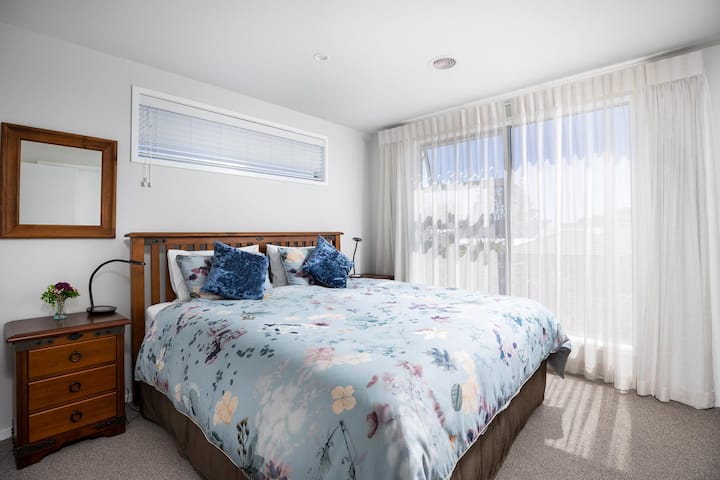 1号床，配备超大双人床