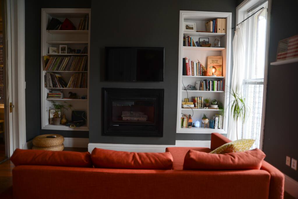 Living room with its gas fireplace and flat screen that offers Netflix, Hulu and HBOgo. Sofa pulls out to a comfy island for curling up.