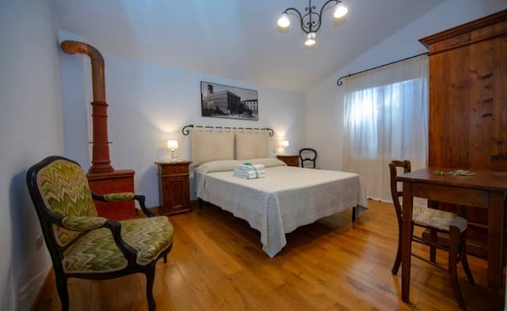 Просторна спалня