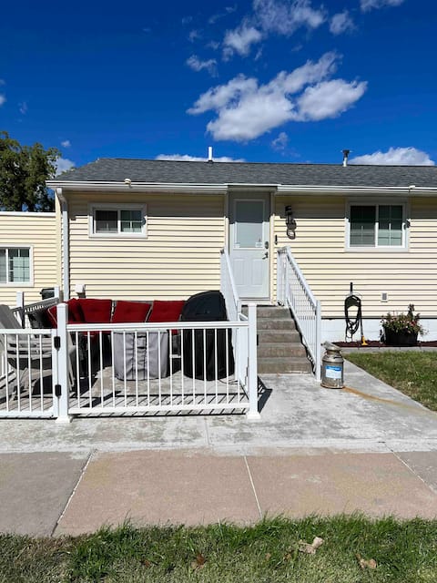 Cozy & clean home just 5 min off I80