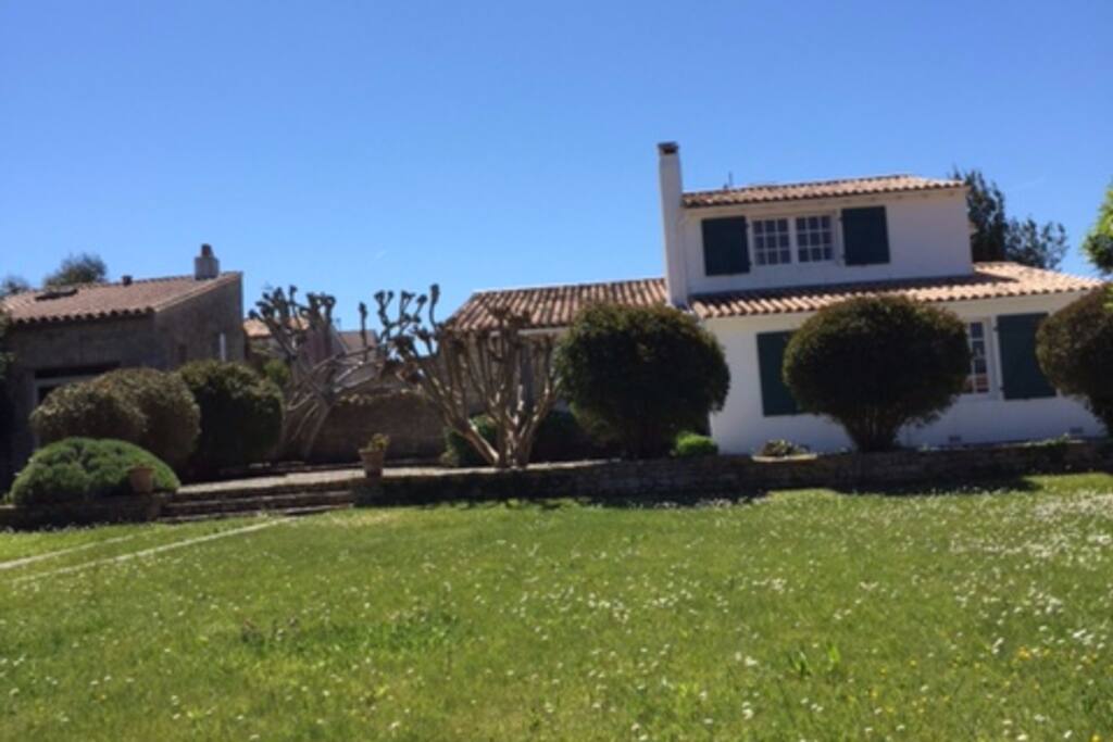 Superbe jardin avec grande maison et chai indépendant. 9 pièces