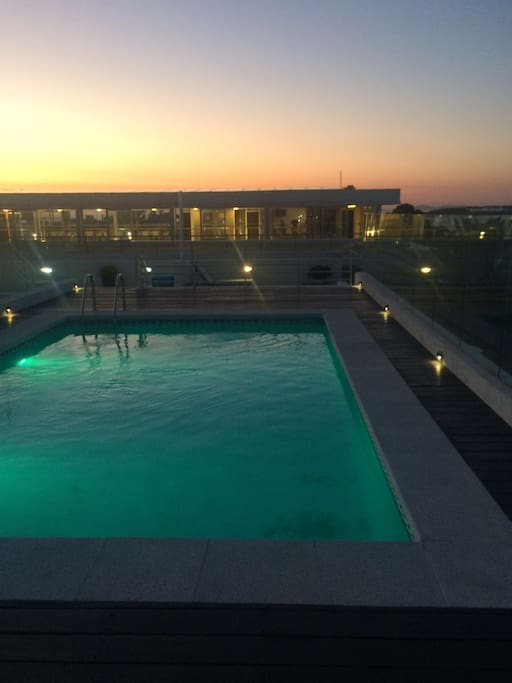 Piscina en la terraza del edificio