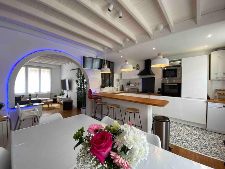 House for 8 people – Sea 50 m away & 35 m² courtyard