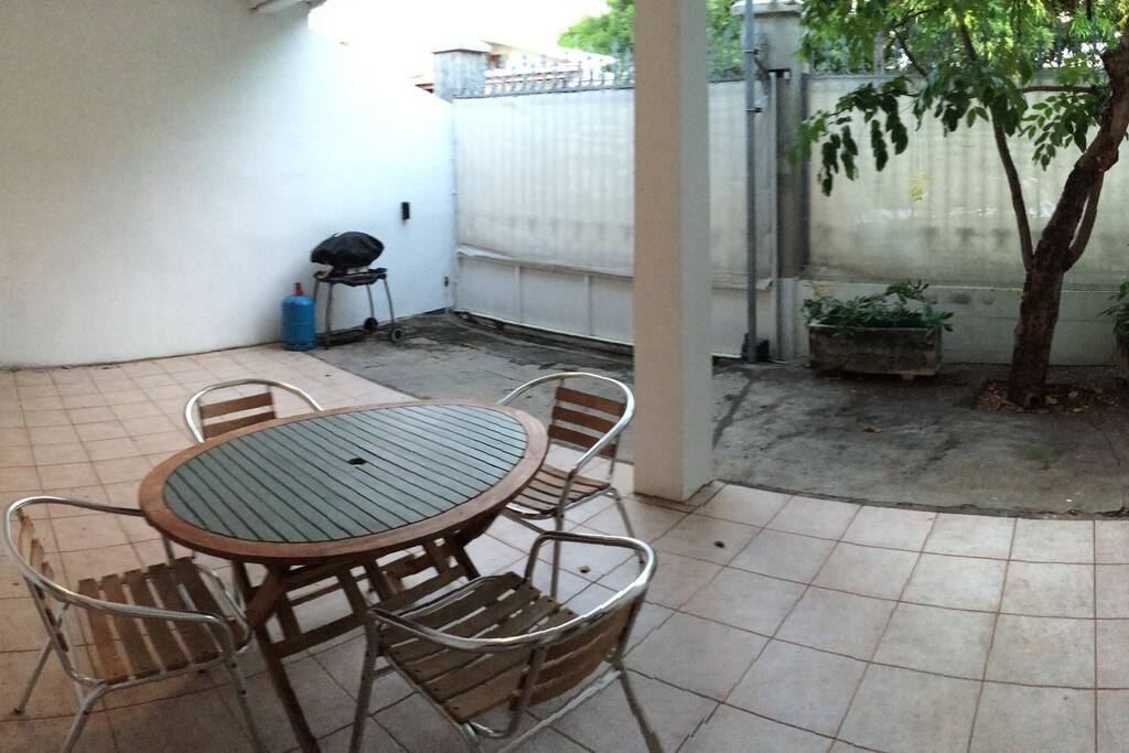 La terrasse, son BBQ et le portail automatique pour l'accès rue/plage.