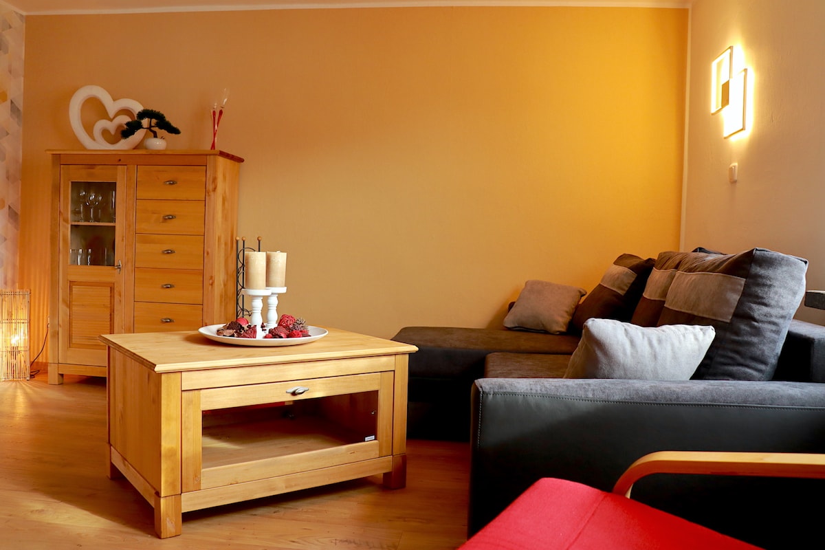 Dnevni boravak s pravim drvenim namještajem i sofom na razvlačenje