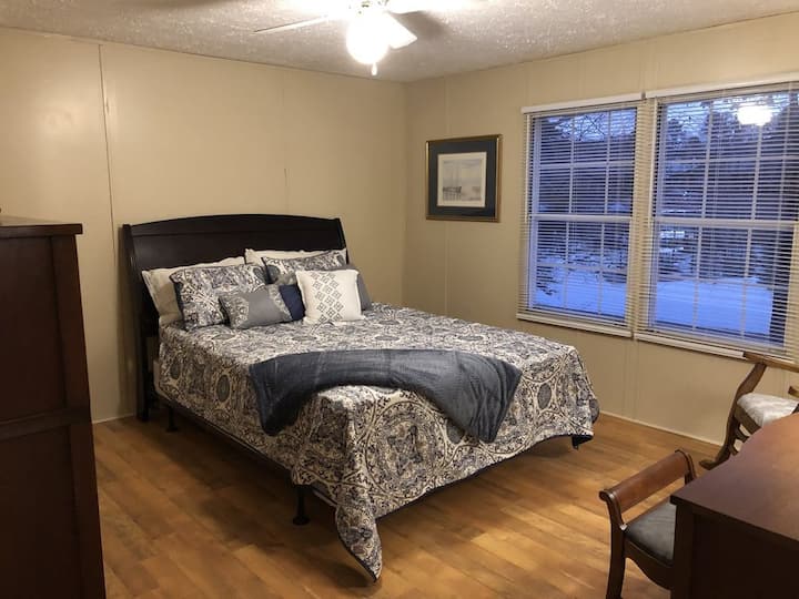 2号卧室配有标准双人床，可欣赏诺曼湖（ Lake Norman ）的美景