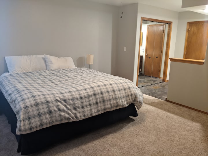 Hlavná spálňa. Kalifornia priestranné priestranné lôžko s pripojenou kúpeľňou. Zatemnené žalúzie.