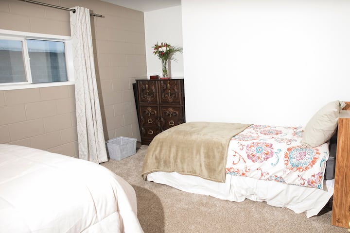 საძინებელი 2 ერთადგილიანი საწოლით და 152×203 სმ ზომის საწოლით