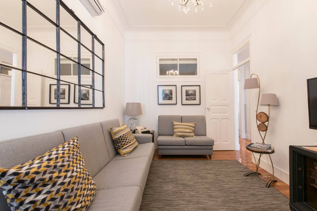 Sala de Estar com o Cofre/Living Room with the Safe